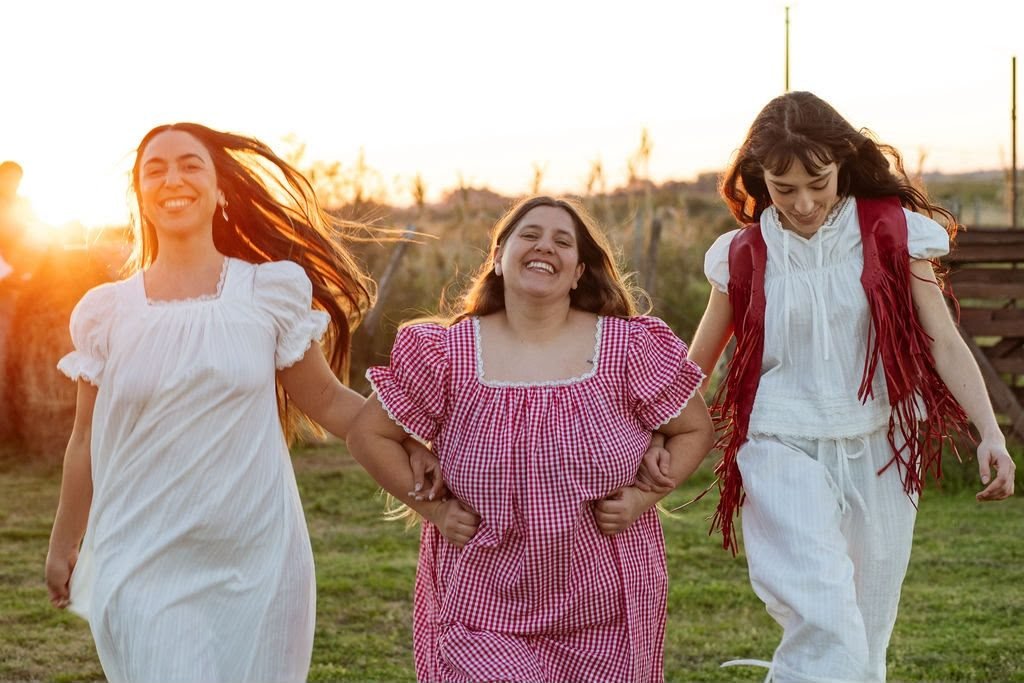 Tres amigas corriendo al atardecer