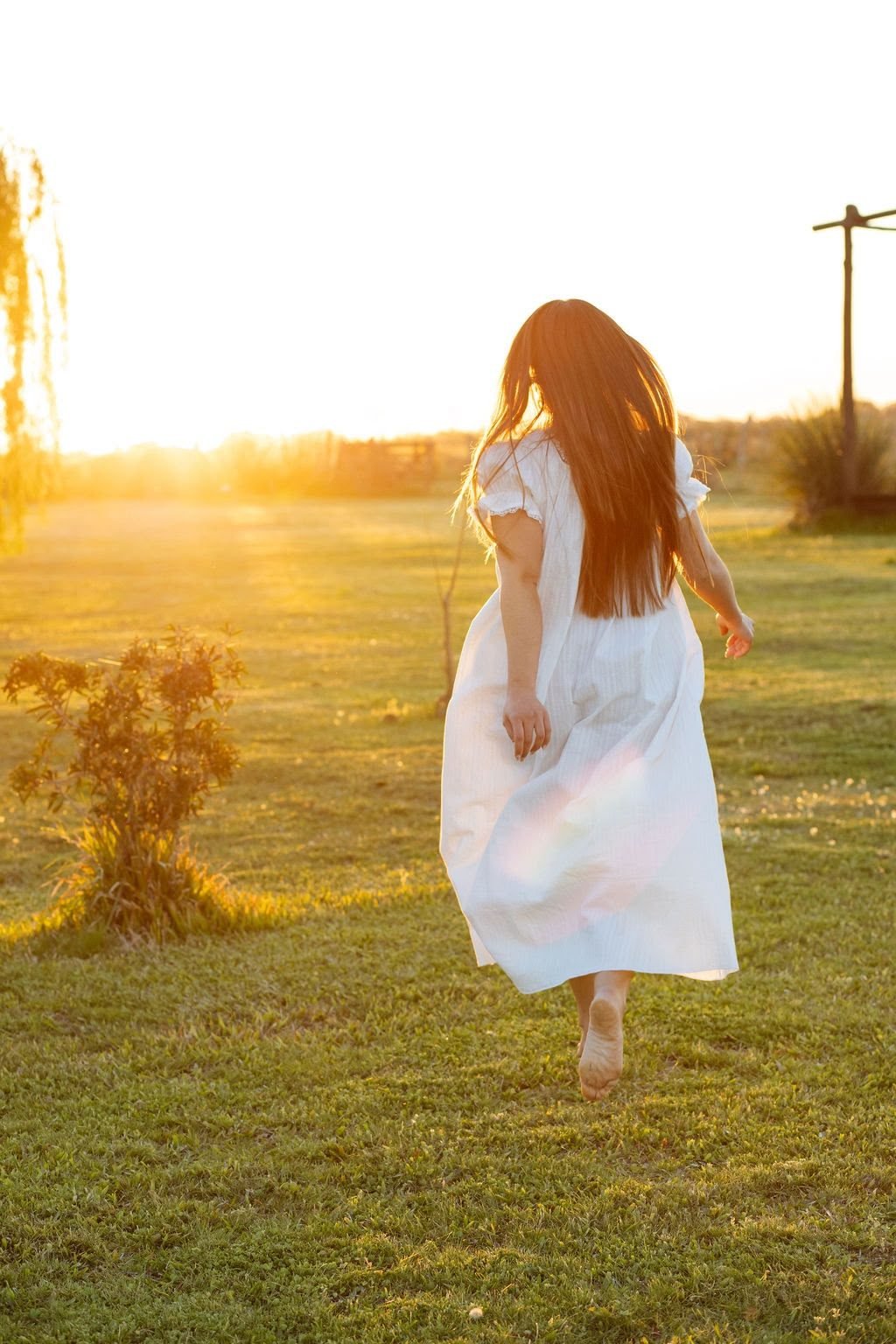 Vestido blanco corriendo hacia el sol