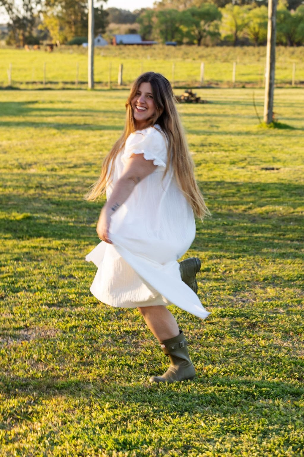 Vestido blanco girando en el campo