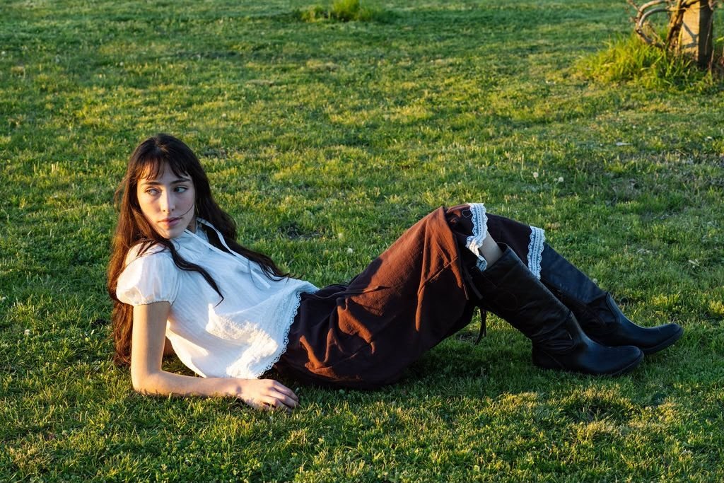Blusa blanca y pollera larga sobre el pasto